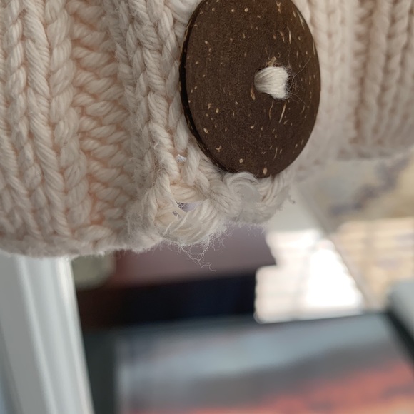 Hand knit 100% cotton by Pure. Size M/L. Off white with big & small wood buttons - Picture 7 of 7